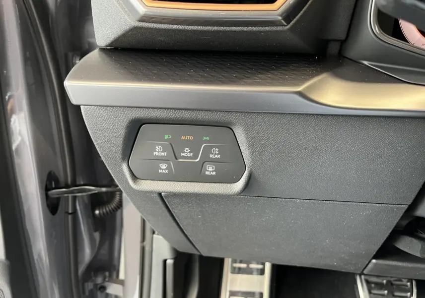 Gros plan sur les commandes d’éclairage du tableau de bord du CUPRA Formentor gris clair, côté conducteur.