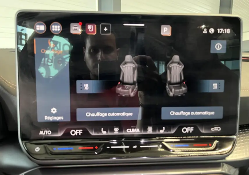 Écran tactile central du CUPRA Formentor 2025 affichant les réglages de chauffage automatique des sièges avant.