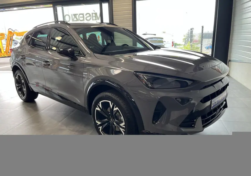 Vue 3/4 avant droite du CUPRA Formentor gris clair avec jantes noires et éléments contrastants noirs obsidien.