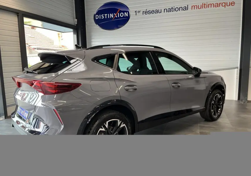 Vue 3/4 arrière droite d'une CUPRA Formentor gris clair avec jantes alliage noires et éléments noirs contrastants.