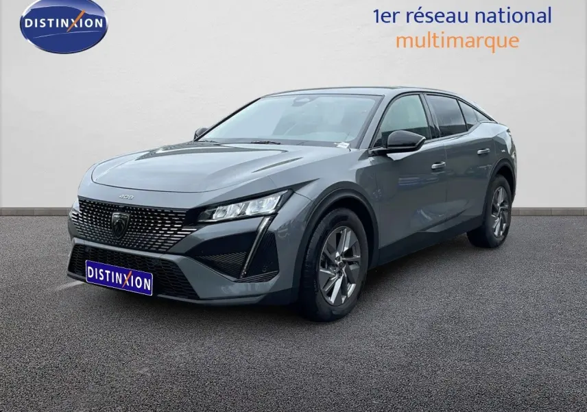 Peugeot 408 gris selenium métal vue 3/4 avant droit, mettant en valeur sa calandre moderne et ses phares LED distinctifs.