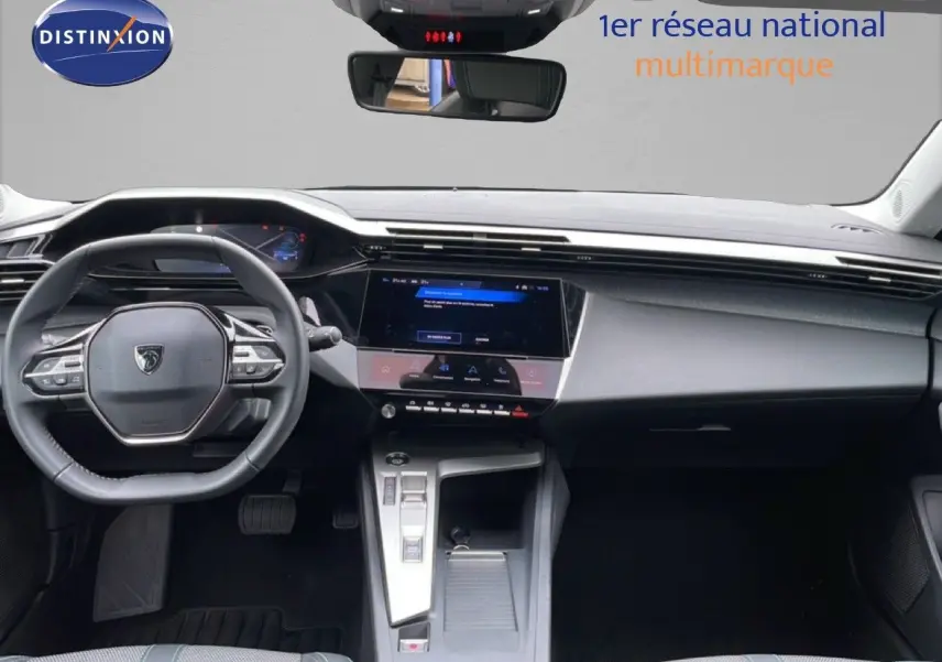 Vue intérieure avant du tableau de bord et volant de la Peugeot 408 1.2 Hybrid 2025 en finition Allure gris selenium metal.