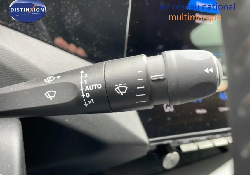 Gros plan sur la commande d’essuie-glace à gauche dans l’habitacle d’une Peugeot 408 gris selenium métal.