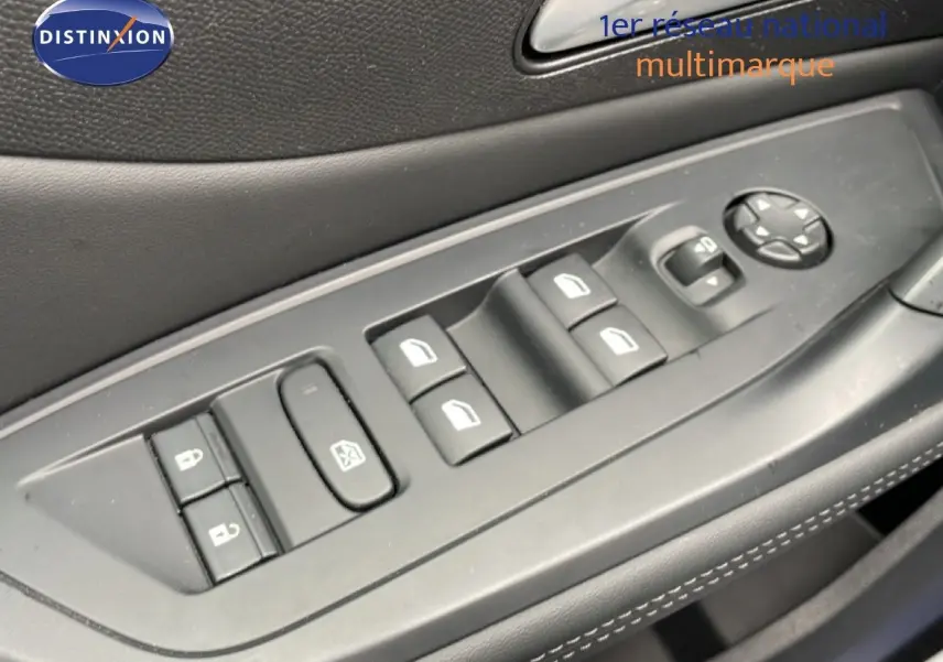 Gros plan sur les commandes de lève-vitres et rétroviseurs côté gauche d’une Peugeot 408 gris selenium 2025.