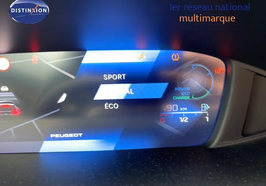 Vue rapprochée du tableau de bord numérique de la Peugeot 408 gris selenium, affichant les modes de conduite et l'autonomie.