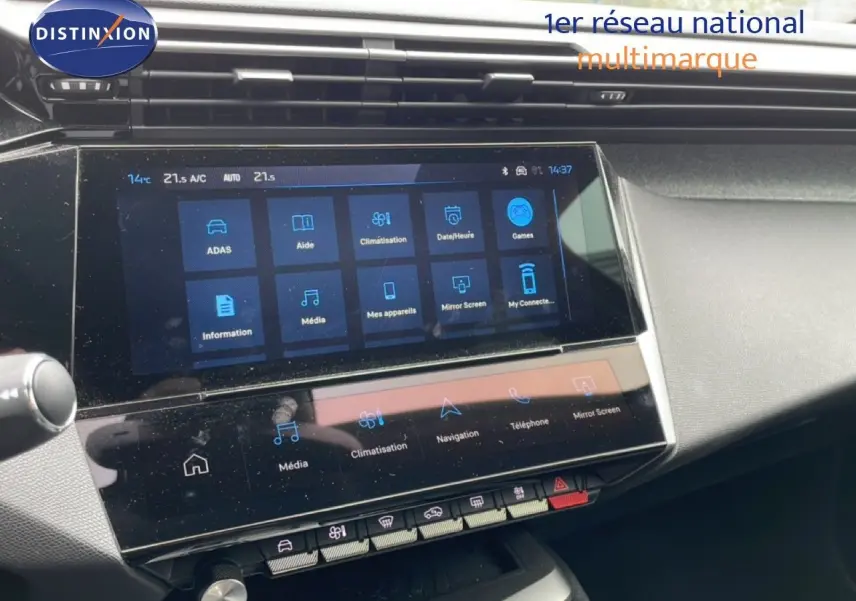 Vue rapprochée de l’écran tactile central du tableau de bord du Peugeot 408 gris, affichant les menus multimédias et climatisation.