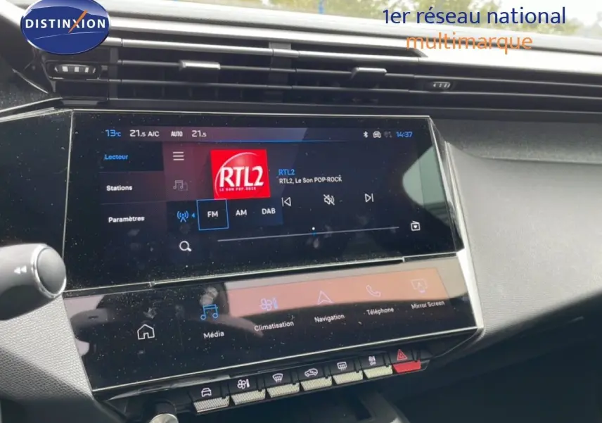 Vue rapprochée de l’écran tactile central de la Peugeot 408 gris Selenium Metal, affichant la radio RTL2.