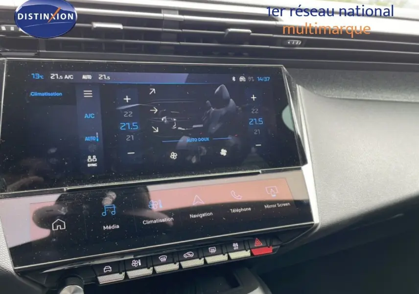 Vue intérieure du tableau de bord tactile de la Peugeot 408 gris selenium, affichant la climatisation et les commandes multimédia.