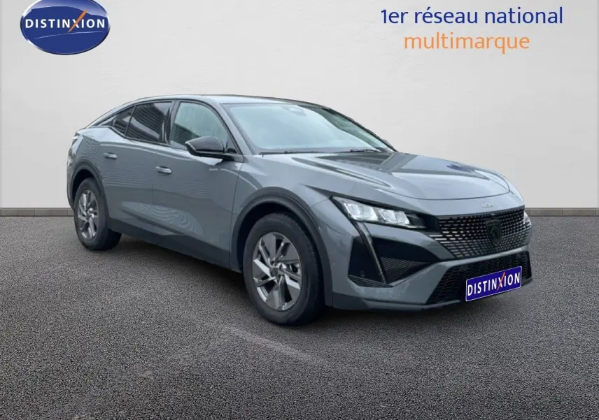 Vue 3/4 avant gauche d'une Peugeot 408 gris selenium métal 2025 avec calandre noire et jantes alliage.