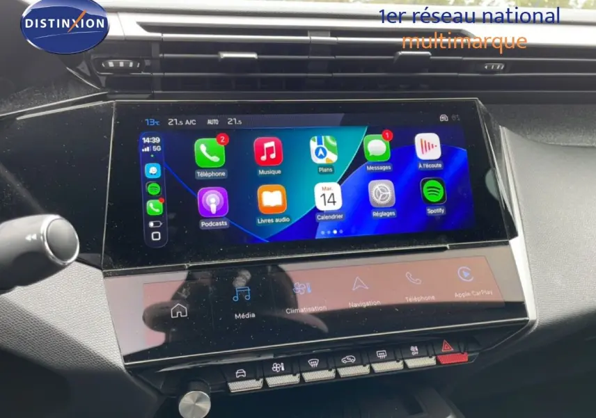 Écran tactile central du tableau de bord de la Peugeot 408 2025, affichant Apple CarPlay et commandes multimédia.