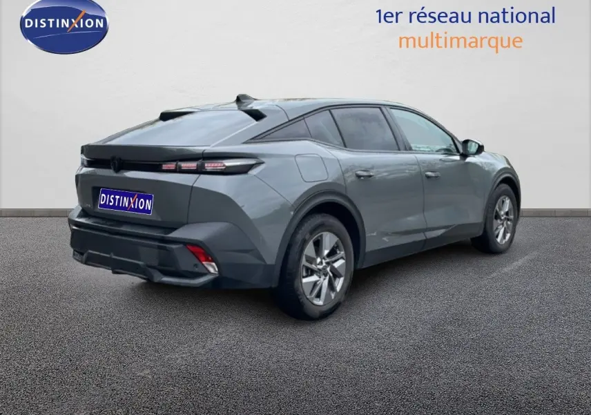 Vue 3/4 arrière droite d'une Peugeot 408 gris selenium metal, soulignant ses lignes modernes et ses feux arrière fins.