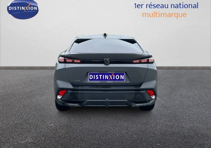 Vue arrière d'une Peugeot 408 gris selenium metal 2025, avec feux LED étirés et logo central distinctif.