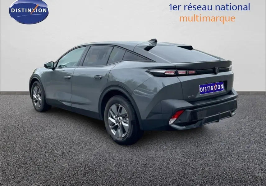 Vue 3/4 arrière droite d'une Peugeot 408 gris selenium métal 2025 avec feux arrière LED et jantes alliage.