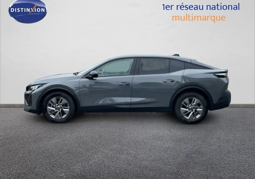 Vue latérale droite d'une Peugeot 408 gris selenium metal 2025, silhouette dynamique avec jantes alliage et lignes épurées.