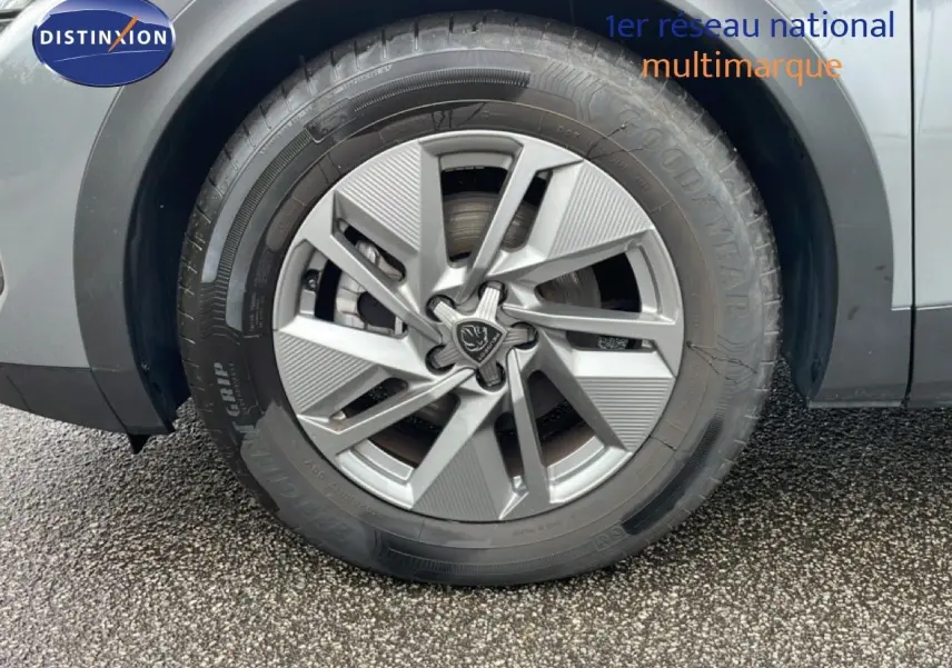 Gros plan sur la roue avant droite d'une Peugeot 408 gris selenium metal avec jante alliage distinctive.