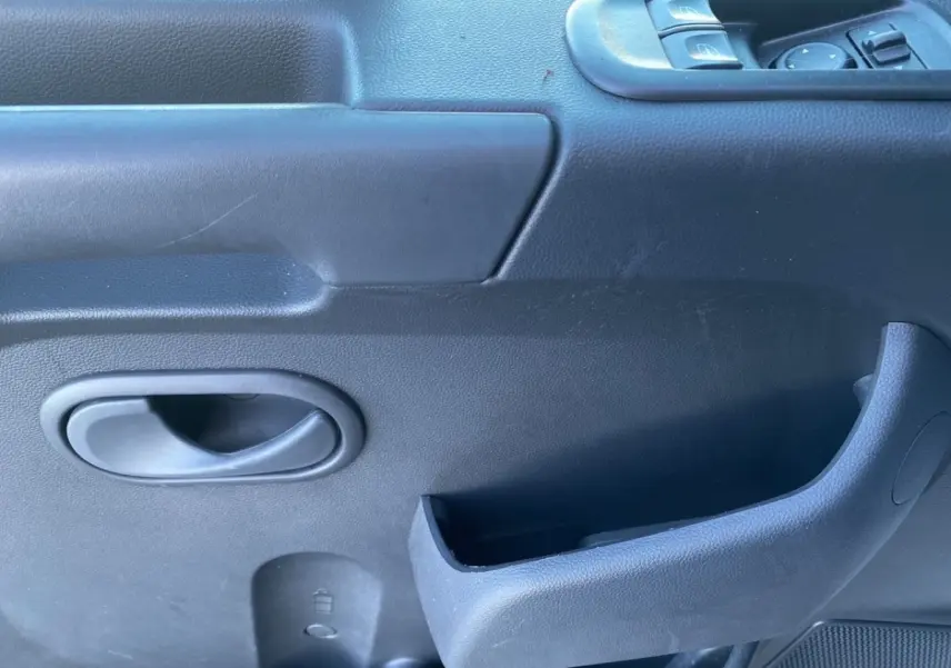 Détail de la porte intérieure côté conducteur du Renault Master 2023, avec commandes électriques et poignée noire.