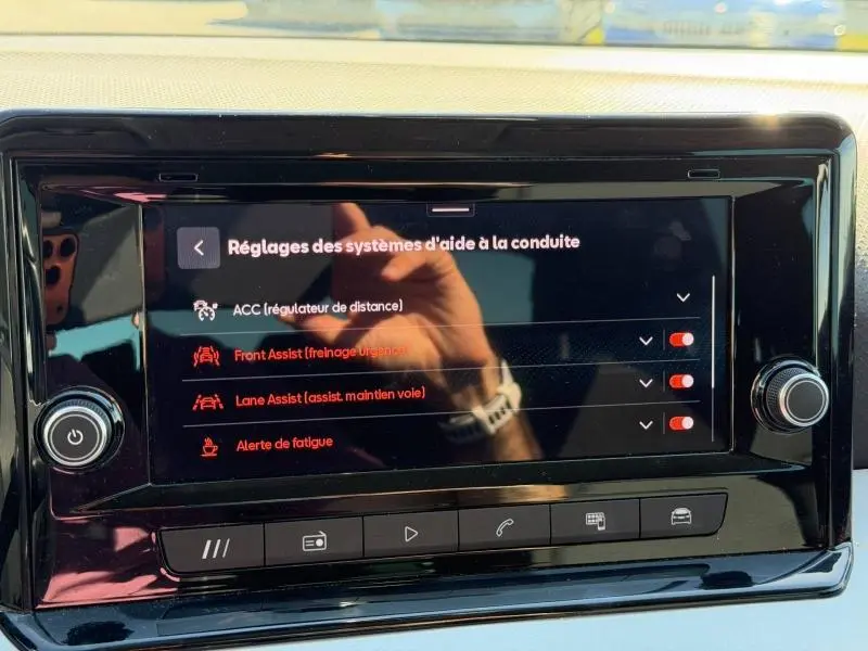Écran tactile central du tableau de bord du SEAT Arona 2025 affichant les réglages d’aide à la conduite.