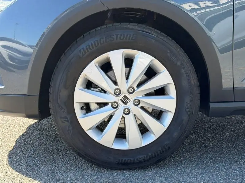Gros plan sur la roue avant droite du SEAT Arona gris Magnétique Métal avec jante alu et pneu Bridgestone.