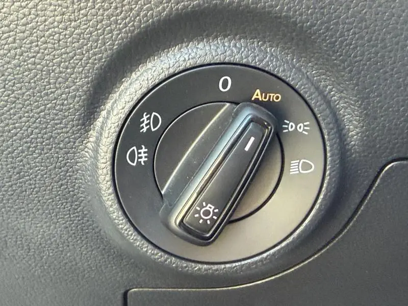 Gros plan sur la molette de commande des phares du SEAT Arona 2025, finition Style Business, avec réglage automatique visible.
