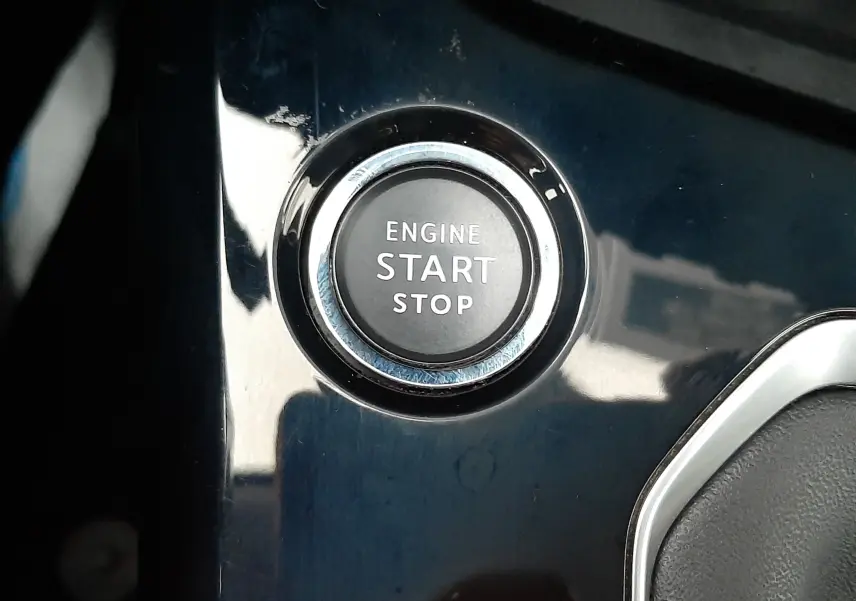 Gros plan sur le bouton moteur start/stop dans l'habitacle de la Peugeot 508 blanche, version 1.5 BlueHDi 130 Active.