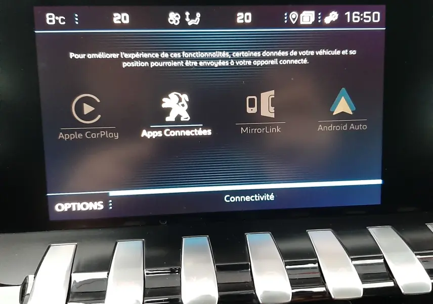 Écran tactile central de la Peugeot 508 blanc 2018 affichant les options Apple CarPlay, Apps Connectées, MirrorLink et Android Auto.