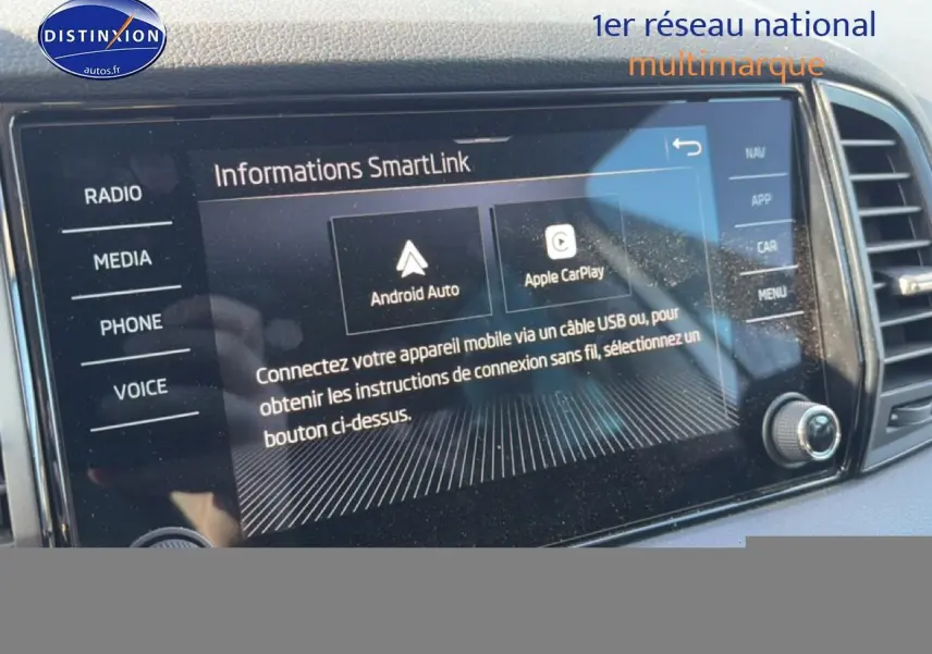 Écran tactile central du Skoda Karoq 1.5 TSI gris, affichant les options Android Auto et Apple CarPlay.
