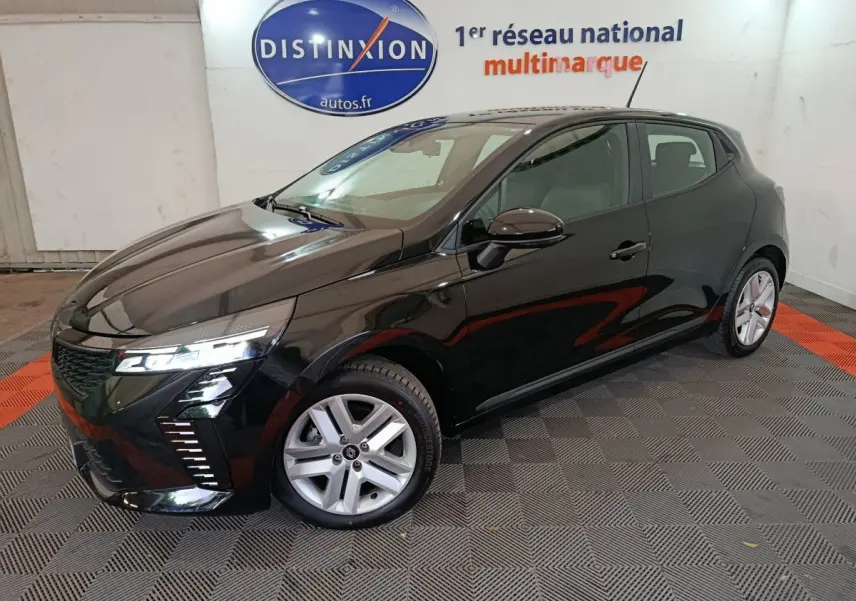 Renault Clio Evolution Blue dCi 100 noir vue 3/4 avant droit, avec feux LED et jantes alliage visibles.