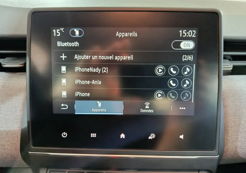 Écran tactile central de la Renault Clio noir affichant le menu Bluetooth avec plusieurs appareils connectés.