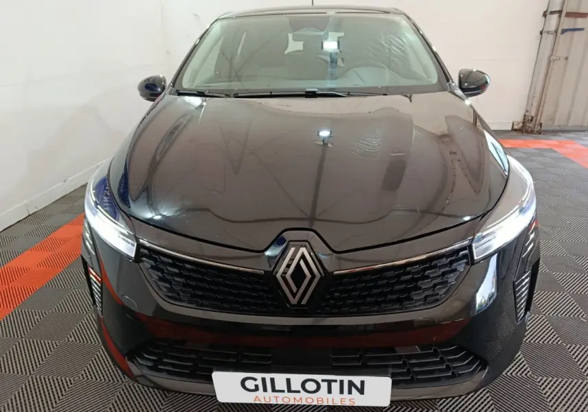 Vue avant d'une Renault Clio noire Evolution Blue dCi 100, mettant en valeur sa calandre et ses phares LED fins.