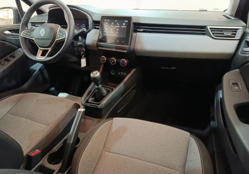 Vue intérieure avant droite de la Renault Clio Evolution Blue dCi 100 2025, avec tableau de bord tactile et volant multifonctions.