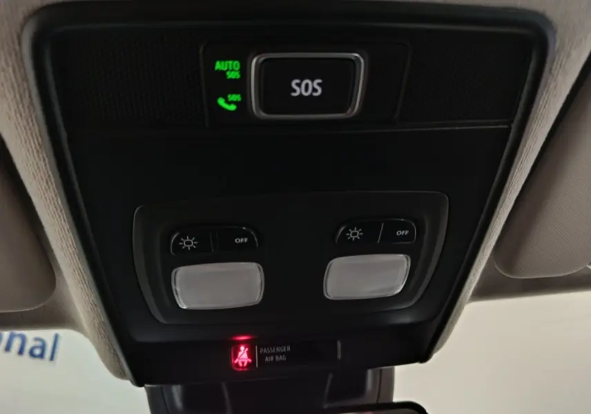 Vue intérieure du plafonnier de la Renault Clio noire 2025 avec bouton SOS et éclairages de lecture.