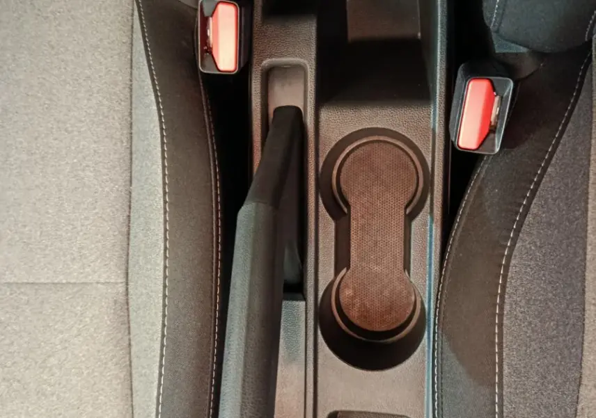 Vue plongeante sur la console centrale noire entre les sièges avant gris foncé de la Renault Clio Evolution Blue dCi 100.