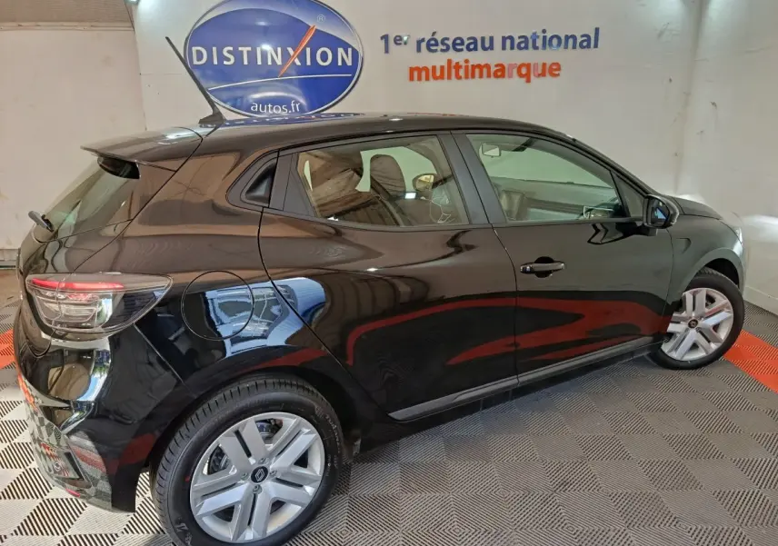 Renault Clio Evolution Blue dCi 100 noire vue de profil côté droit, avec jantes alliage et feux arrière LED.
