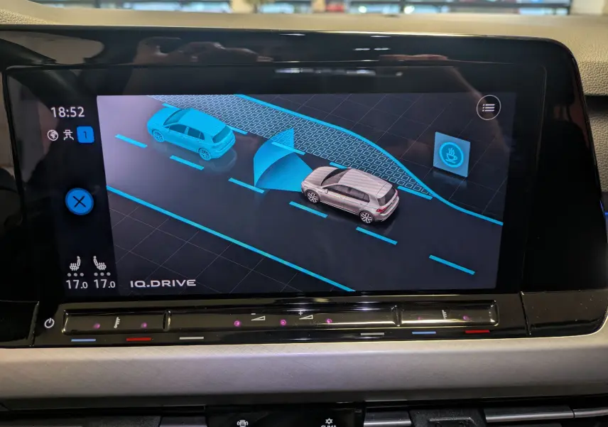 Affichage intérieur de la Volkswagen Golf 1.5 eTSI 2024 montrant l'assistance IQ.DRIVE sur l'écran central tactile.