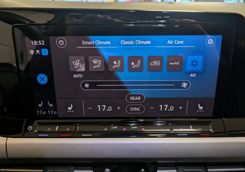 Écran tactile central de la Volkswagen Golf 1.5 eTSI 2024 montrant les réglages de climatisation à 17°C, interface en bleu et noir.