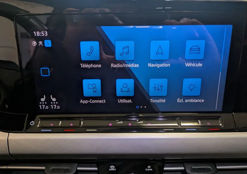 Écran tactile central de la Volkswagen Golf 1.5 eTSI Style 2024 affichant le menu principal avec options connectivité et réglages.