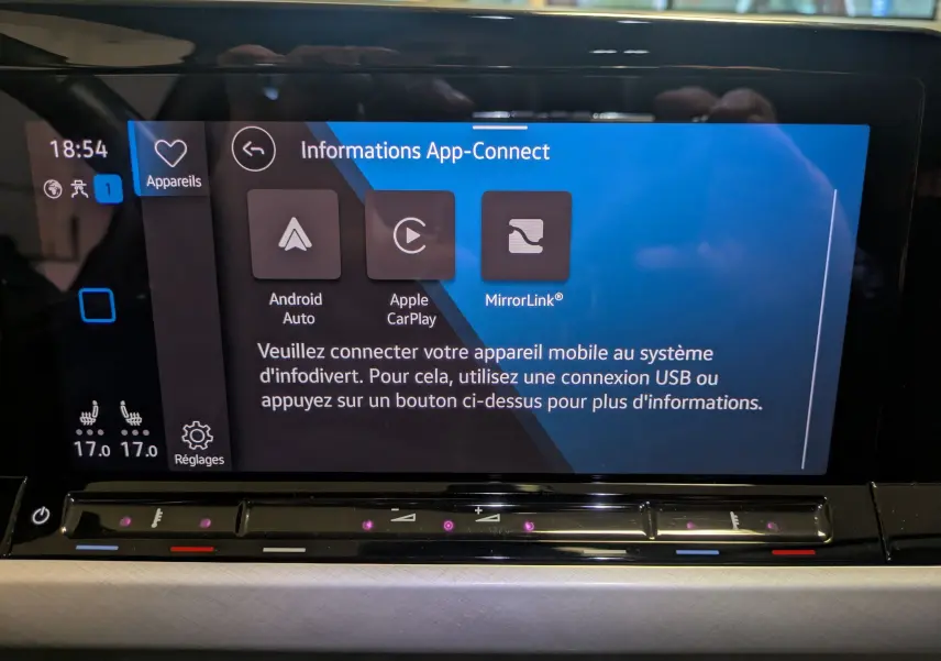 Vue intérieure du tableau de bord de la Volkswagen Golf 1.5 eTSI 2024, écran tactile affichant les options App-Connect.