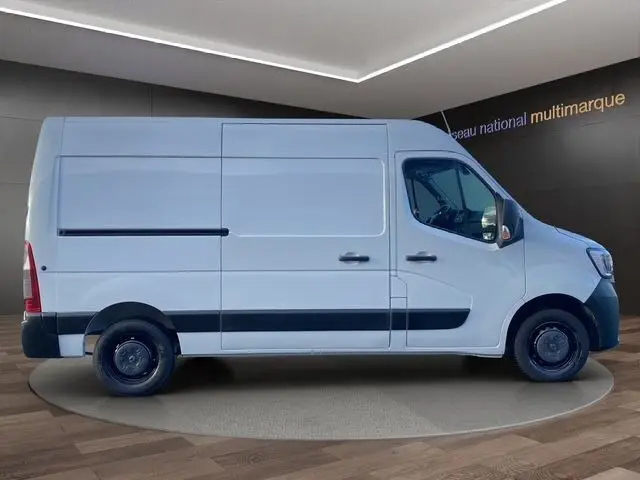 Renault Master blanc vue de profil côté droit, fourgon utilitaire avec porte latérale coulissante et jantes acier noires.