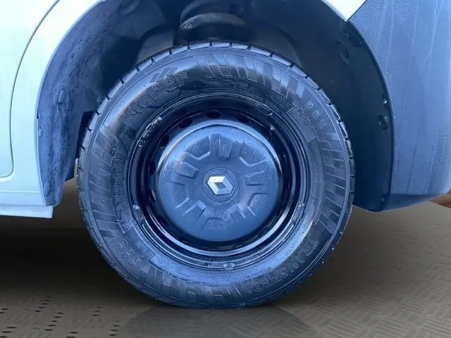Gros plan sur la roue avant gauche blanche du Renault Master avec jante acier noire et logo Renault au centre.