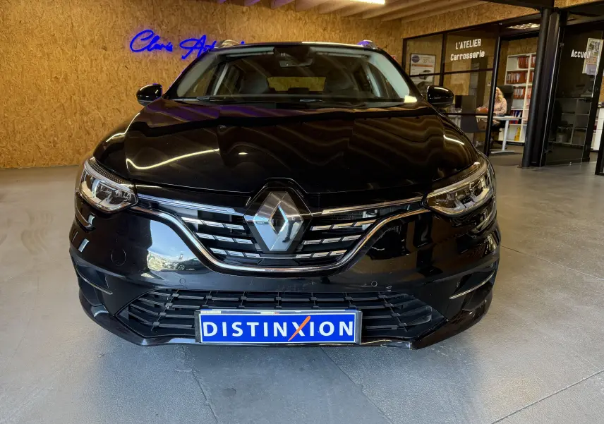 Vue de face d'une Renault Mégane Estate noire 2024, avec calandre chromée et logo Renault bien visible.