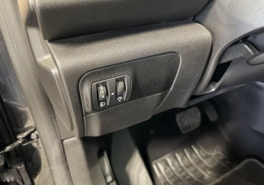 Vue rapprochée des commandes d’éclairage et tableau de bord côté gauche dans une Renault Mégane Estate noire 2024.