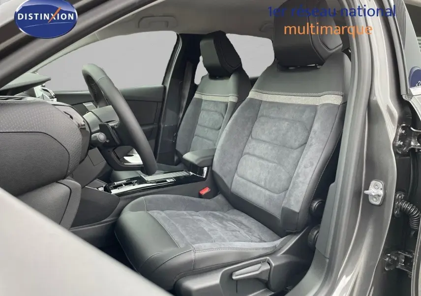 Vue intérieure côté conducteur de la Citroën C4 2024 gris platinium, sièges en cuir noir et alcantara gris.