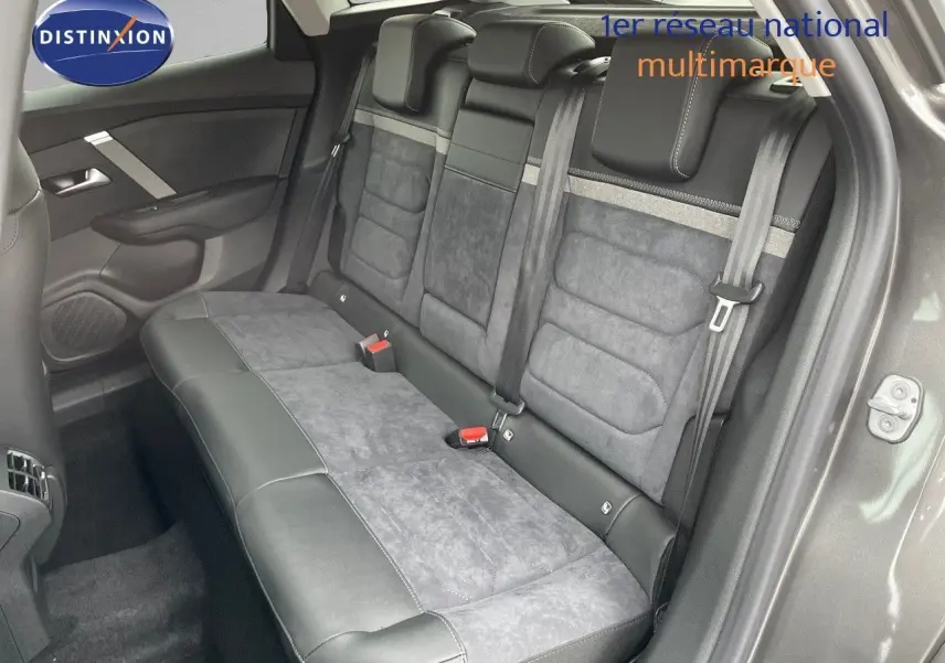 Vue intérieure côté gauche des sièges arrière en cuir noir et alcantara gris de la Citroën C4 2024 gris platinium metal.