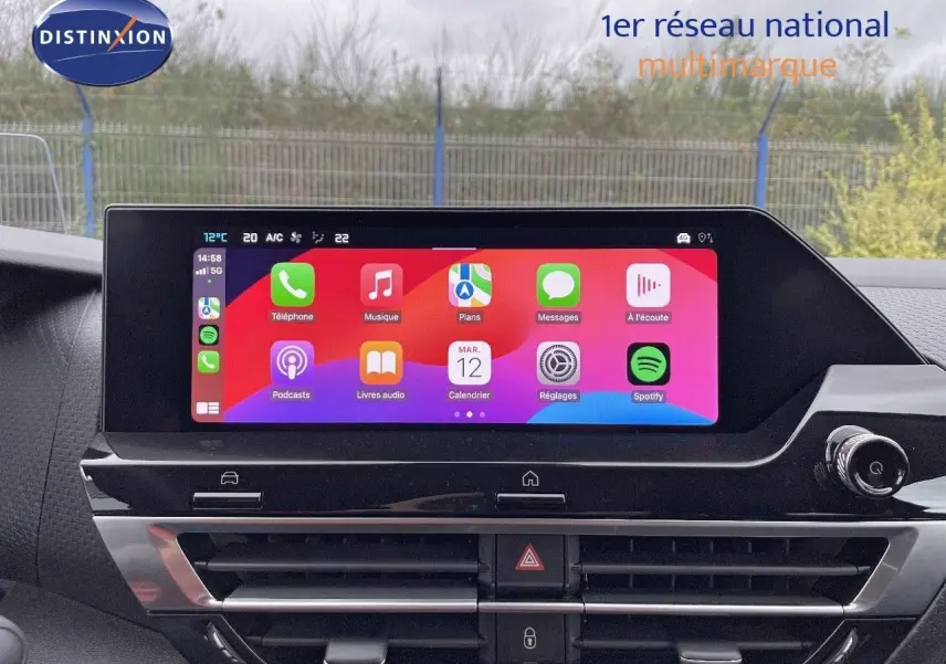 Tableau de bord de Citroën C4 2024 avec écran tactile affichant applications Apple CarPlay, ambiance moderne et épurée.