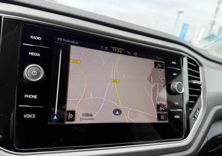 Écran tactile du système de navigation Discover Media du Volkswagen T-Roc gris Indium, vue intérieure centrale.