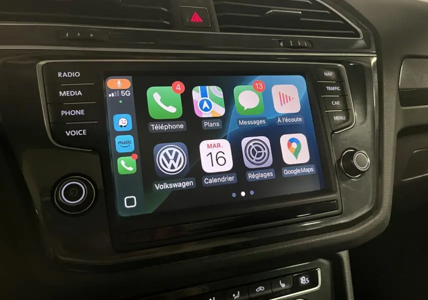 Écran tactile central du Volkswagen Tiguan 2017 affichant l'interface Apple CarPlay avec commandes autour en finition noire.