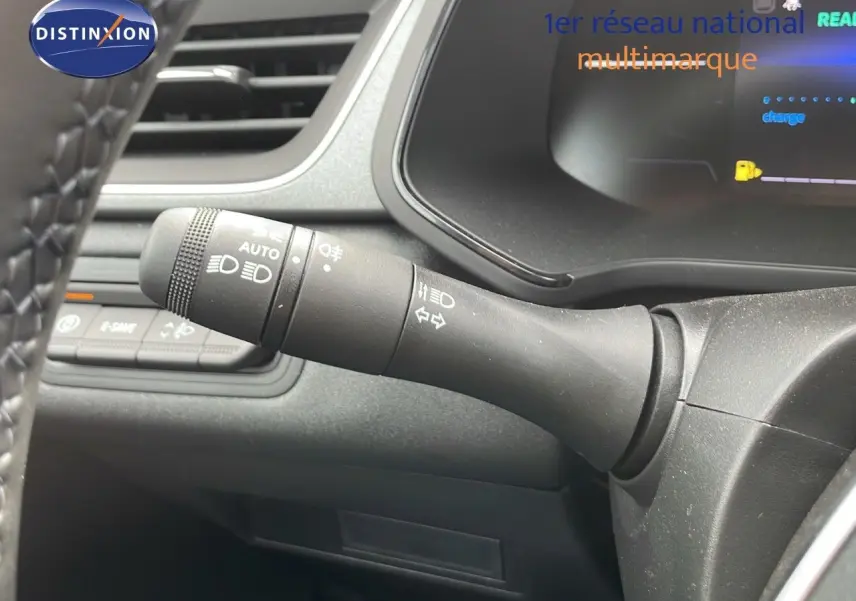 Gros plan sur la commande des phares et clignotants côté gauche du tableau de bord du Renault Captur gris Cassiopée 2025.