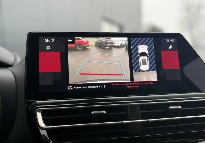 Écran tactile 10'' montrant la caméra de recul et l'aide au stationnement du Citroën C5 Aircross gris Artense.