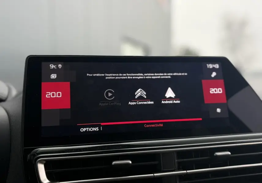 Écran tactile 10 pouces du tableau de bord du Citroën C5 Aircross Hybrid, affichant Apple CarPlay et Android Auto.