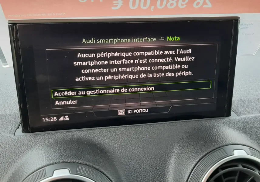 Écran central du tableau de bord d'une Audi Q2 2023 noir mito metal affichant l'interface smartphone non connectée.